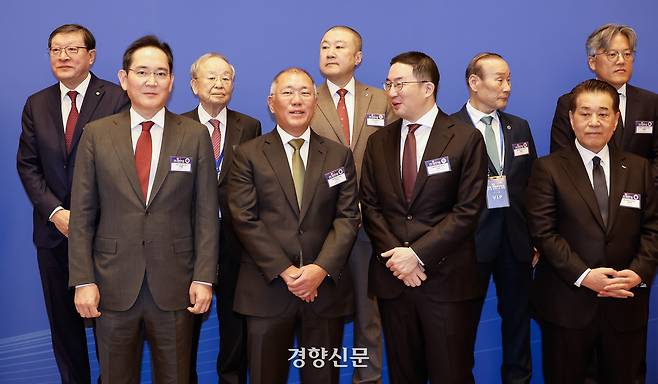 이재용 삼성전자 회장과 정의선 현대차그룹 회장 등이 5일 중국 베이징 댜오위타이에서 열린 한·중 비즈니스 포럼에서 기념사진 촬영을 위해 대기하고 있다. 김창길 기자