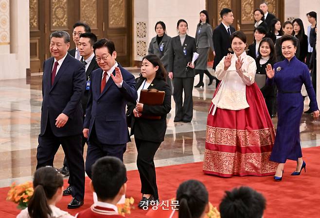 이재명 대통령과 시진핑 중국 국가주석, 김혜경 여사와 펑리위안 여사가 5일 오후 베이징 인민대회당 북대청에서 열린 공식환영식에 입장하고 있다. 2026.1.5 김창길 기자
