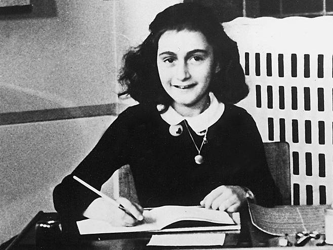 1940년 학교에서 공부 중인 ‘안네의 일기’ 주인공 안네 프랑크. 안네 프랑크 박물관