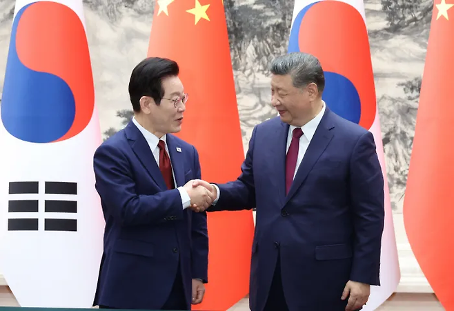 이재명 대통령과 시진핑 중국 국가주석이 5일 베이징 인민대회당에서 열린 한중 MOU 체결식에서 악수하고 있다. 연합뉴스