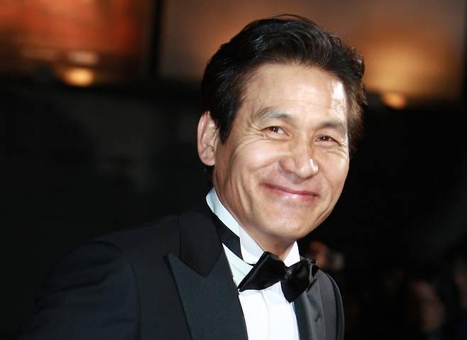 Ahn Sung-ki greets fans on the red carpet at the 7th Korean Film Awards at Sejong Center for the Performing Arts in Seoul in 2008. (Yonhap)