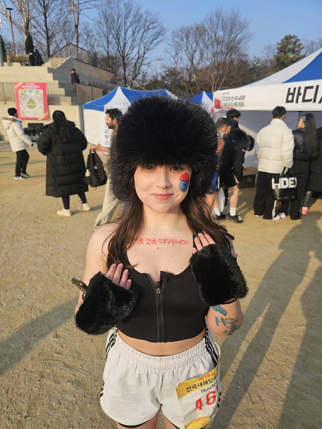 Svetlana Rumiantseva displays body paint on her upper chest that reads “A healthy mind comes from a healthy body." (Choi Jae-hee/The Korea Herald)