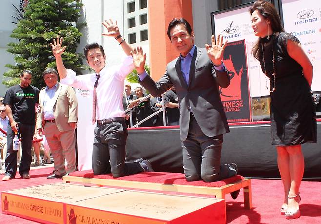 Actors Ahn Sung-ki (second from right) and Lee Byung-hun attend a handprint ceremony in Hollywood, Los Angeles, on June 23, 2012. (Yonhap)