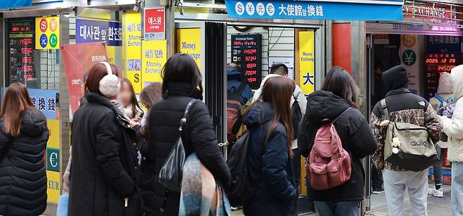 The photo shows a currency exchange office in Myeongdong, central Seoul, on Dec. 28, 2025. [YONHAP]