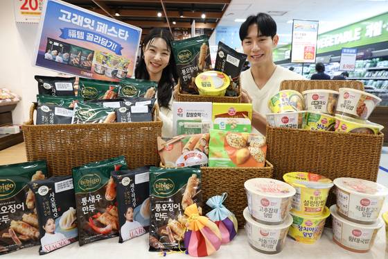 Models showcase ready-to-eat meals at an Emart in Yongsan District, central Seoul, on Jan. 5, as part of the retailer's first “Goraeat Festa” promotional event of 2026. The discount event will run through Jan. 7. [YONHAP]