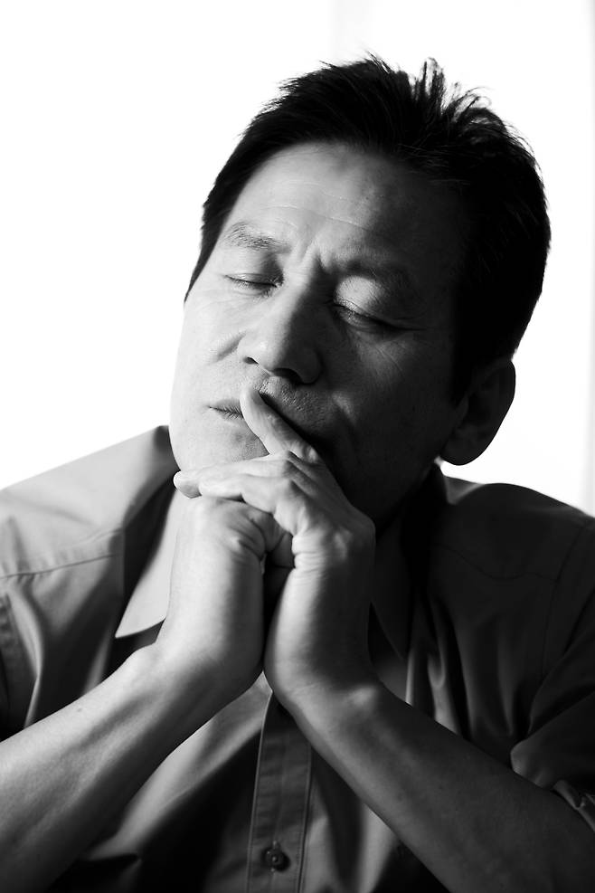 Actor Ahn Sung-ki poses during an interview with the JoongAng Ilbo in Gwanghwamun in central Seoul on Nov. 16, 2011. [JOONGANG ILBO]