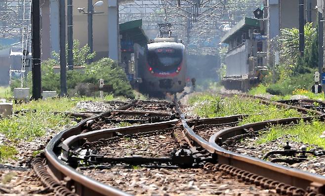 A train is seen near the Seobinggo Station in Yongsan District, central Seoul, on July 18, 2018. [NEWS1]