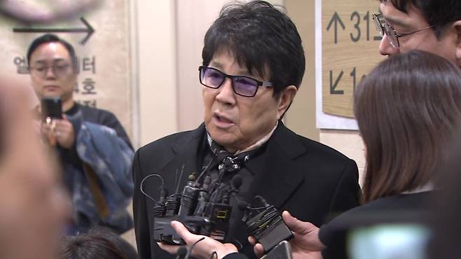 가수 조용필이 5일 서울 서초구 서울성모병원 장례식장에 마련된 배우 안성기의 빈소 조문을 마친 뒤 취재진의 질문에 답하고 있다. 연합뉴스TV