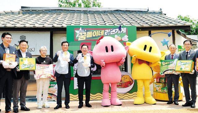꿈돌이, 꿈순이와 이장우 대전시장, 대전시 관계자들이 꿈돌이네 라면가게 팝업스토어에서 기념촬영을 하고 있다. 지난 6월 출시된 꿈돌이 라면은 컵라면을 포함해 6개월간 총 110만개가 판매될 정도로 큰 인기를 끌었다. 20년간 라면수프를 만들어 온 대전 기업의 노하우와 기술이 집약됐으며, 대전에서만 구매할 수 있다는 희소성 덕분에 관광객 유입까지 이끌고 있다. 대전시 제공