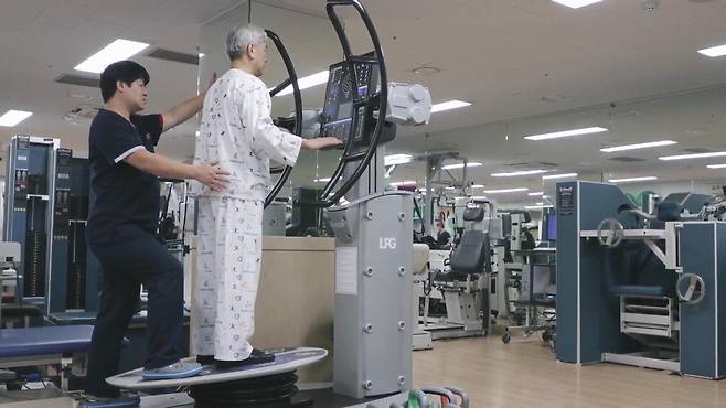 강남베드로병원은 2024년 80세 이상 고령자 수술을 위한 고령특화치료전담팀을 발족해 진단부터 회복까지 협진 체계를 구축했다. 강남베드로병원에서 환자가 운동재활 치료를 받고 있다.  강남베드로병원