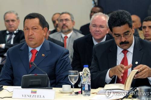 2010년 당시 우고 차베스 베네수엘라 대통령(왼쪽)과 마두로 외교부 장관 [AFP = 연합뉴스]