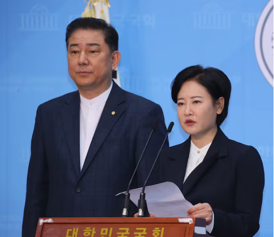 2020년 3월 26일 당시 더불어민주당 김병기 서울 동작갑(왼쪽), 이수진 동작을 국회의원 후보가 국회 정론관에서 경제위기 대상자에 대한 긴급 재난극복수당 지원을 요청하는 기자회견을 하고 있다. (사진=연합뉴스)