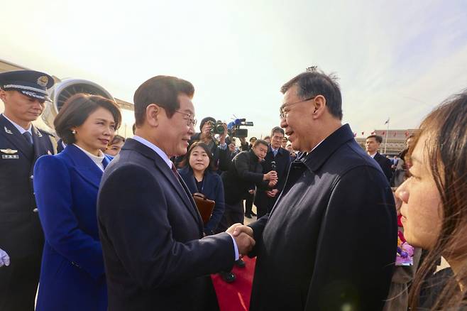 중국을 국빈 방문한 이재명 대통령이 4일(현지 시간) 베이징 서우두 국제공항에 도착해 인허쥔 국무원 과학기술부 부장(장관)과 인사하고 있다. /사진=공동취재단 /사진=