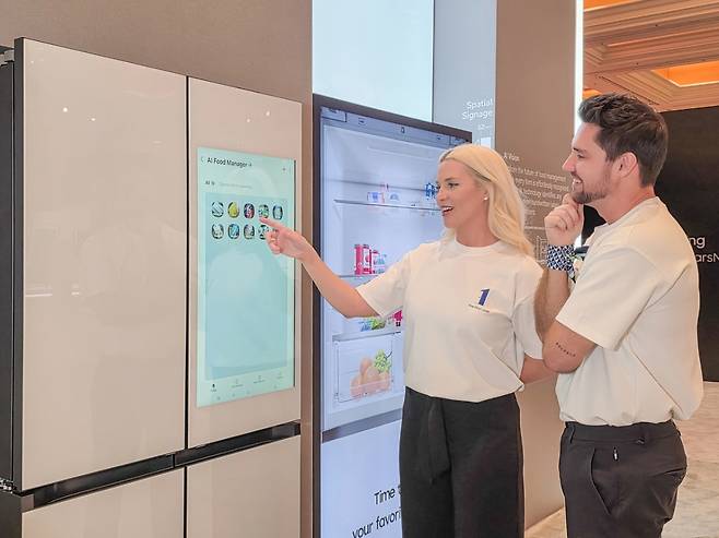 삼성전자 모델이 미국 라스베이거스에서 열리는 세계 최대 전자 전시회 'CES 2026'에 마련된 윈호텔 삼성전자 단독 전시관에서 '비스포크 AI 패밀리허브' 냉장고를 소개하고 있다. /사진제공=삼성전자