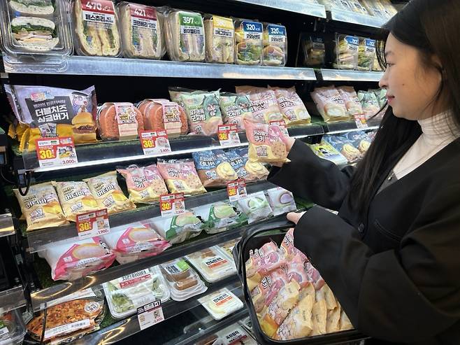 이마트24가 인기 모바일 게임 ‘트릭컬 리바이브’와 손잡고 선보인 상품이 최단 기간 최고 매출 기록을 세웠다. /사진제공=이마트24