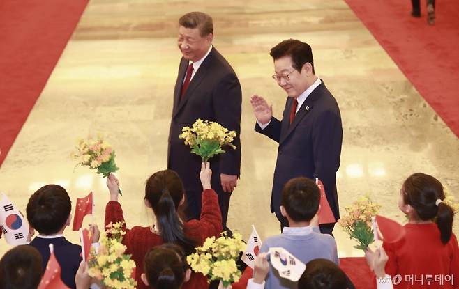 [베이징=뉴시스] 최동준 기자 = 중국을 국빈 방문 중인 이재명 대통령이 5일(현지 시간) 베이징 인민대회당에서 열린 공식환영식에서 시진핑 국가주석과 어린이들의 환영을 받고 있다. 2026.01.05. photocdj@newsis.com /사진=최동준