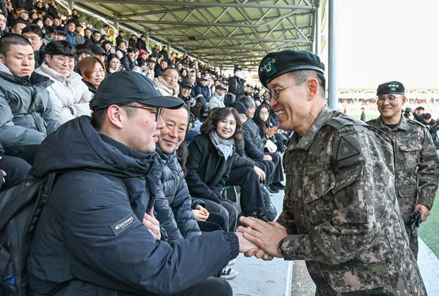 5일 오후 충남 논산 육군훈련소에서 열린 새해 첫 입영식에서 김규하(대장) 육군참모총장이 환영인사 후 입영장정들을 격려하고 있다. 육군 제공