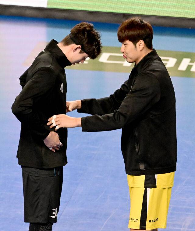 경기 전 KB손해보험 박상하와 현대캐피탈 정태준이 이야기를 하고 있다 / 한국배구연맹(KOVO)