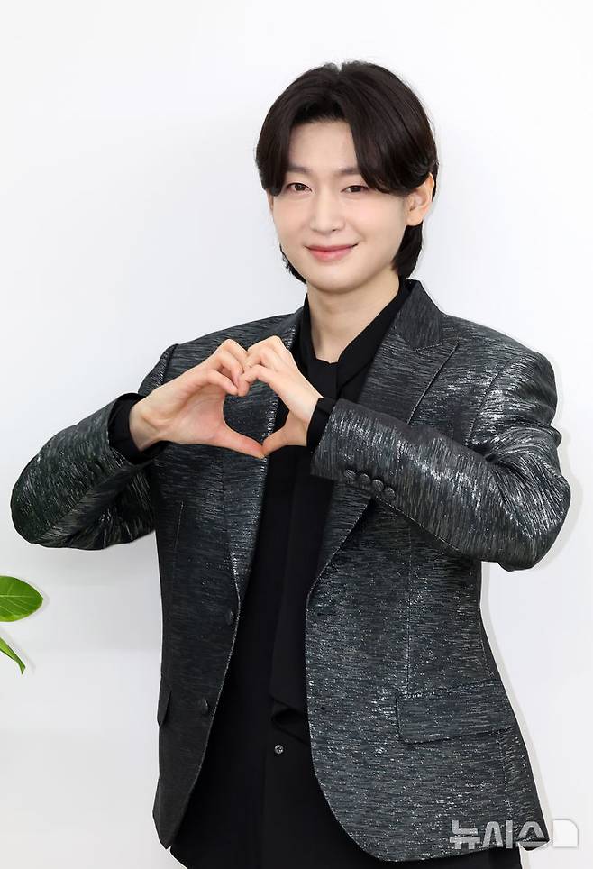 [서울=뉴시스] 배훈식 기자 = 가수 김용빈이 19일 오후 서울 강남구의 한 빌딩에서 뉴시스와 인터뷰 전 포즈를 취하고 있다. 2025.12.19. dahora83@newsis.com