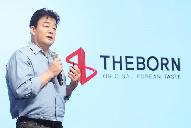 [서울=뉴시스] 백종원 더본코리아 대표가 3일 서울 중구 장충동에서 열린 더본코리아 TBK(The Born Korea) 글로벌 B2B 소스 론칭 기자간담회에서 발표하고 있다.TBK 소스는 '맛의 시작, 더본'이라는 슬로건 아래 한국의 진정성 있는 일상의 맛을 담아 전 세계인과 맛있는 경험을 나눈다는 콘셉트로 기획한 제품이다. 양념치킨소스·매콤볶음소스·간장볶음소스·된장찌개소스·김치양념분말·떡볶이소스·장아찌간장소스 등 7종을 우선적으로 출시하며, 연말까지 쌈장소스·매콤찌개소스·LA갈비소스·짜장소스 등 4종을 추가해 총 11종으로 라인업을 확대한다. (사진=더본코리아 제공) 2025.09.03. photo@newsis.com *재판매 및 DB 금지