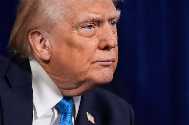 [팜비치=AP/뉴시스] 도널드 트럼프 미국 대통령이 지난 3일(현지 시간) 미국 플로리다주 팜비치의 마러라고에서 기자회견을 열어 니콜라스 마두로 베네수엘라 대통령 체포 작전을 설명하고 있다. 미국은 베네수엘라를 장악해 통제하겠다는 방침으로, 카르텔 반발과 중국과 마찰이 예상된다. 2026.01.05.