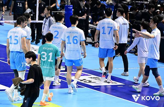 [서울=뉴시스] 남자 프로배구 대한항공 선수들이 4일 인천계양체육관에서 열린 진에어 2025~2026 V-리그 남자부 현대캐피탈과의 경기에서 세트를 내준 뒤 코트를 바꾸고 있다. (사진=KOVO 제공) 2026.01.04. *재판매 및 DB 금지