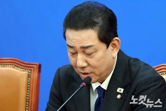 더불어민주당 김병기 원내대표가 지난달 30일 서울 여의도 국회에서 최근 자신에 대한 논란과 관련 입장을 표명하며 원내대표직 사퇴 의사를 밝히고 있다. 윤창원 기자