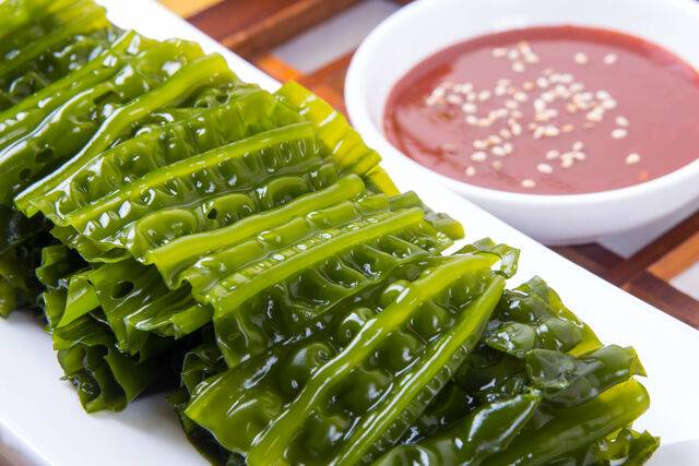 미역은 겨울 제철 음식으로 칼륨과 칼슘, 요오드가 풍부해 변비와 비만 예방에 도움을 준다. 클립아트코리아