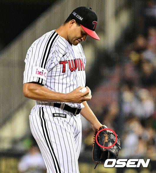 [OSEN=잠실, 지형준 기자]6회초 2사 1,3루에서 LG 치리노스가 SSG 에레디아에게 1타점 적시타를 허용하며 교체되고 있다. 2025.06.12 /jpnews@osen.co.kr