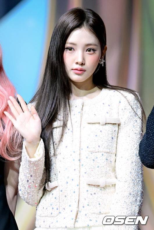 [OSEN=인천, 조은정 기자] SBS 가요대전 레드카펫 행사가 25일 오후 인천광역시 중구 운서동 인스파이어 아레나에서 열렸다.이날 SBS를 통해 생방송되는 '가요대전'에서는&nbsp;엔하이픈,&nbsp;에이티즈, 투어스,&nbsp;투모로우바이투게더, 앤팀, 보이넥스트도어, 코르티스, 넥스지, 킥플립, 동방신기 유노윤호, 스트레이 키즈, 제로베이스원, 라이즈, 엔시티 태용, 엔시티 드림, 엔시티 위시, 에스파, 아이브, 르세라핌, 있지, 엔믹스, 아일릿, 하츠투하츠, 키키, 미야오, 이즈나, 베이비몬스터, 베이비돈크라이, 올데이 프로젝트, 트레저, 더보이즈, 아이딧, 에이엠피, 아홉 등이 무대를 꾸민다.베이비돈크라이 이현이 포즈를 취하고 있다. 2025.12.25 /cej@osen.co.kr