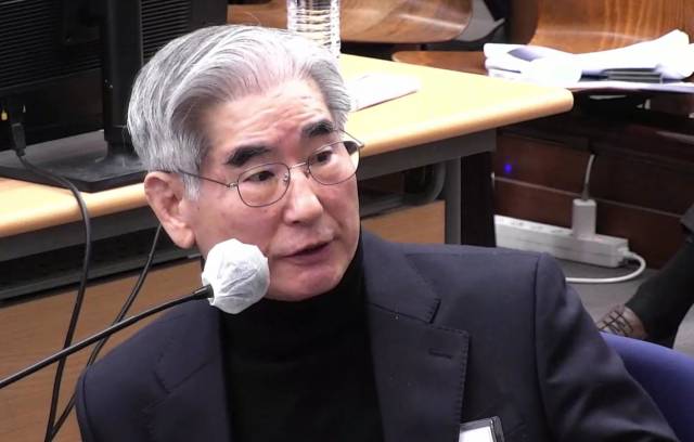 ▲김용현 전 국방부 장관이 12·3 비상계엄이 '경고성 계엄'이었다는 윤석열 전 대통령 주장을 두둔하는 증언을 형사재판에서 재차 내놨다. 김 전 장관은 30일 서울중앙지법 형사합의25부(지귀연 부장판사) 심리로 열린 윤 전 대통령의 내란 우두머리 혐의 사건 공판에 증인으로 출석했다. 사진은 이날 출석한 김 전 장관의 모습. ⓒ연합뉴스