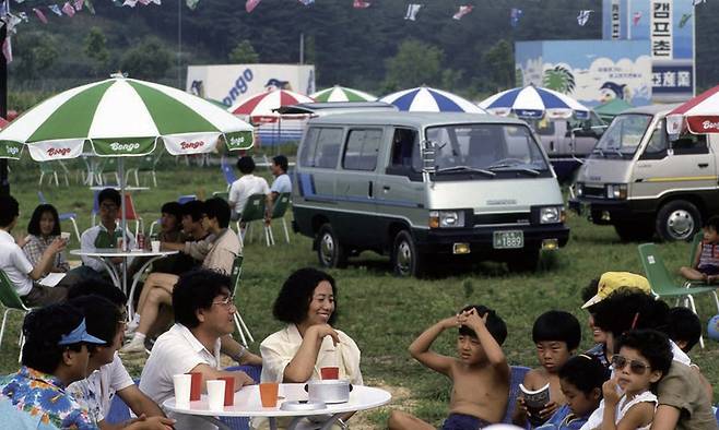 1984년 강원 강릉시 주문진해수욕장 인근에 조성된 봉고 캠프촌에서 봉고 차주를 비롯한 가족들이 휴가를 보내고 있다. 기아 제공
