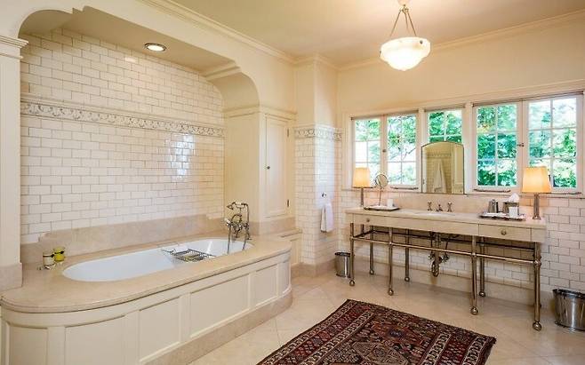 안젤리나 졸리가 2016년 자녀들과 살기 위해 구매한 미국 LA 저택. 온라인 커뮤니티