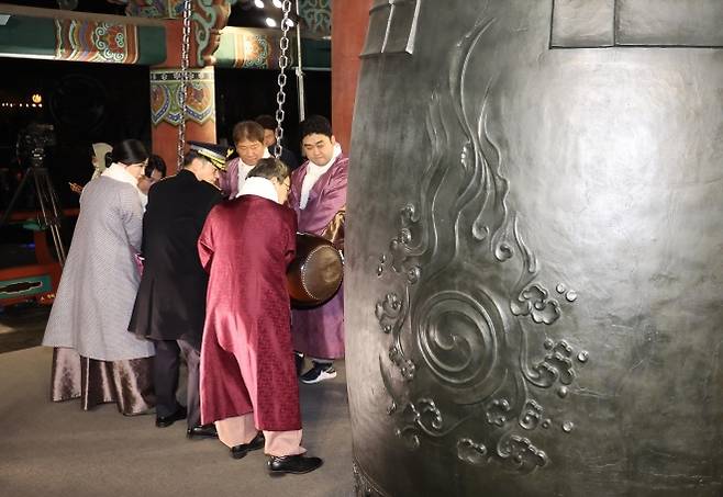 지난 1일 0시 서울 종로구 보신각 제야의 종 타종 행사에서 시민대표들과 함께 타종을 하고 있는 하재헌(맨 오른쪽) 선수. 연합뉴스