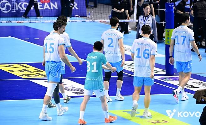 4일 현대캐피탈과의 경기에서 세트를 마치고 자리로 돌아가는 대한항공 선수들. 한국배구연맹 제공