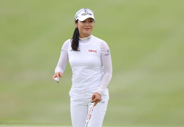 퍼팅을 마치고 갤러리에게 인사하고 있는 윤이나. 사진 제공=KLPGA