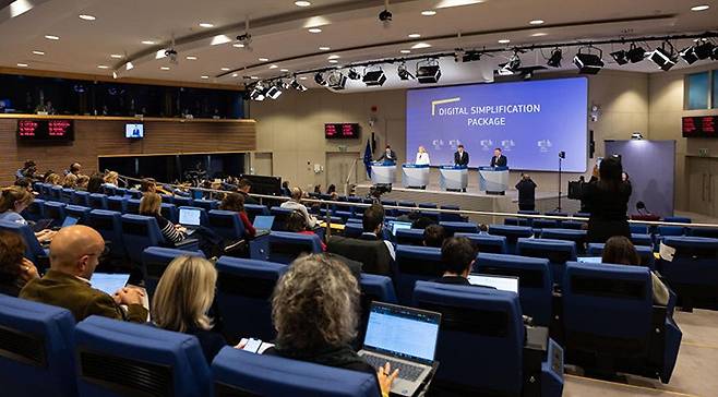 2025년 11월 19일 EU 집행위원회(EC)는 기존 인공지능법을 간소화하고, 법률 간 중복된 요건을 통합해 기업 부담을 완화하며, 행정 절차를 간소화하는 내용을 담은 ‘디지털 옴니버스 패키지(Digital Omnibus Package)’ 방안을 발표했다. EC 홈페이지