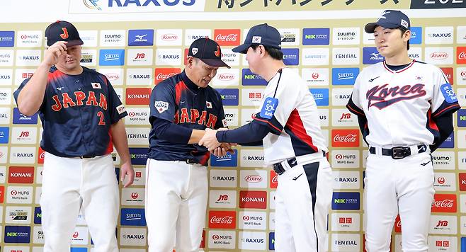 한국 야구대표팀의 류지현 감독과 일본 야구대표팀의 이바타 히로카즈 감독이 14일 일본 도쿄돔에서 월드베이스볼클래식(WBC) 대비 한일 평가전을 앞두고 열린 공식 기자회견을 마친 뒤 악수하고 있다. 2025.11.14 연합뉴스