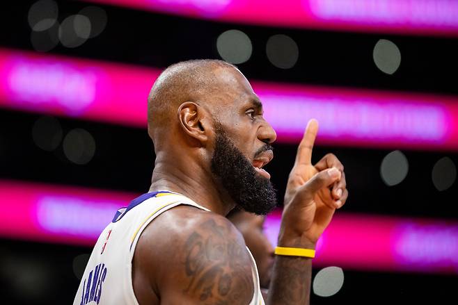 LA 레이커스 르브론 제임스가 5일 멤피스전에서 동료들에게 손짓을 하고 있다. AP연합뉴스