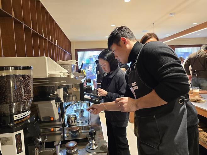 ▲ 이지영이 유기견 보호를 위한 자선카페 행사를 열었다. ⓒSSG 랜더스