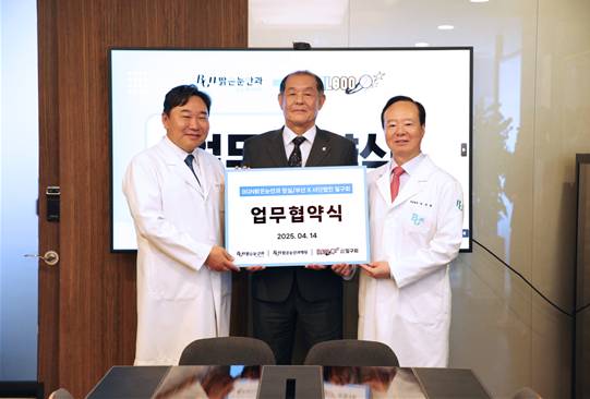 왼쪽부터 밝은눈 부산 안과 정지원 대표원장, (사)일구회 박철순 대외협력부회장, 밝은눈 안과 잠실 롯데타워 박세광 대표원장.  /사진=일구회