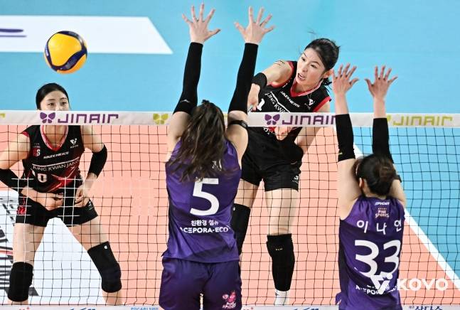 인쿠시(왼쪽에서 3번째)가 피치를 앞에 두고 몸을 비틀어 영리한 공격을 펼치고 있다. /사진=KOVO 제공