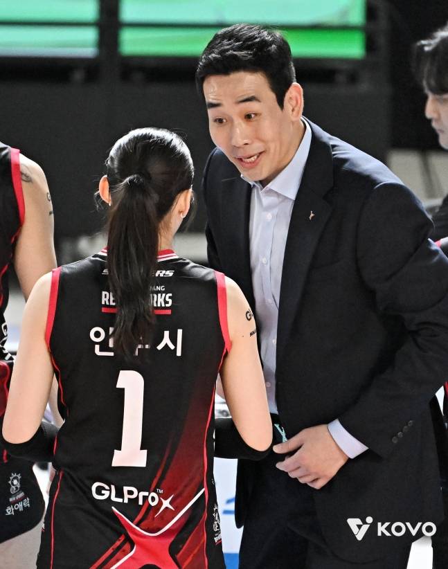 경기 도중 고희진 감독(오른쪽)이 인쿠시에게 흐뭇한 미소와 함께 이야기를 건네고 있다. /사진=KOVO 제공