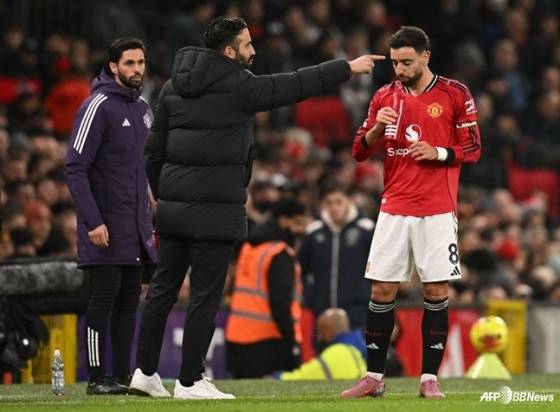 후벵 아모림(가운데) 맨체스터 유나이티드 감독이 손짓으로 작전 지시하고 있다. 옆에서 물을 마시는 브루노 페르난데스(오른쪽). /AFPBBNews=뉴스1