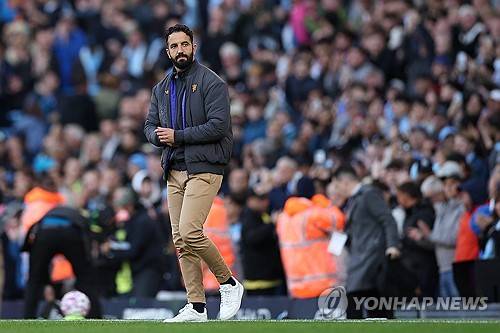 맨체스터 유나이티드는 5일(한국시간) 구단 공식 홈페이지를 통해 후벵 아모림 감독과 결별했음을 발표했다. 지난 2024년 11월 맨유 지휘봉을 잡은 아모림 감독은 재임 기간 동안 선수 영입에만 2억 5000만 파운드(약 4870억원)를 지출했지만 63경기에서 단 24승만을 거두며 1971년 이후 맨유 사령탑 역대 최저 승률을 기록했다. 이번 시즌에도 프리미어리그 6위에 자리해 좀처럼 반등의 기미가 보이지 않자 맨유는 계약 기간과 잔여 일정이 남아 있음에도 아모림 감독과 결별하기로 결정했다. 연합뉴스