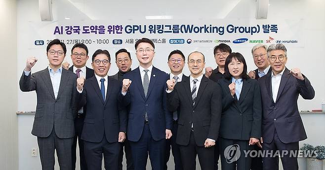 GPU 워킹그룹 발족식 (서울=연합뉴스) 류제명 과학기술정보통신부 제2차관이 27일 서울 종로구 S타워 버텍스홀에서 열린 'GPU 워킹그룹 발족식'에서 참석자들과 기념 촬영하고 있다.
    앞줄 왼쪽부터 유경상 SK텔레콤 AI CIC장, 김유원 네이버클라우드 대표, 류제명 제2차관, 정소영 엔비디아코리아 대표, 진은숙 현대자동차 부사장, 이호준 삼성SDS 부사장. 2025.11.27 [과학기술정보통신부 제공. 재판매 및 DB 금지] photo@yna.co.kr