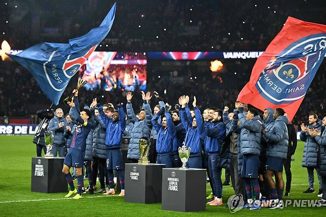 홈팬들에게 우승 트로피들을 선보이는 PSG 선수들 [AFP=연합뉴스]
