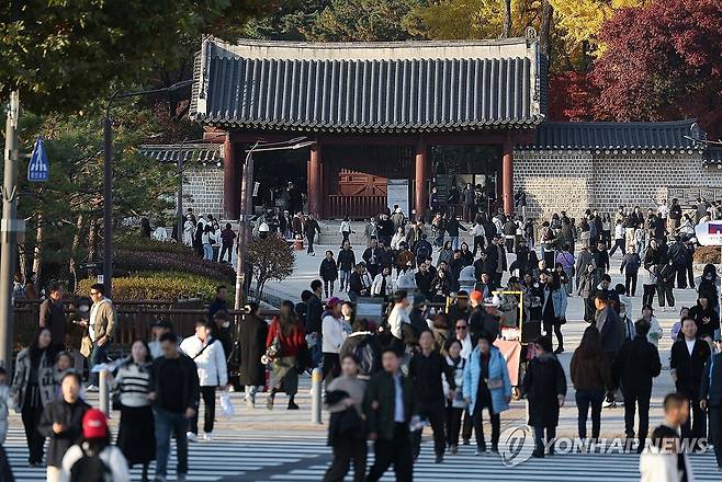 관람객으로 붐비는 종묘 앞 (서울=연합뉴스) 김성민 기자 =15일 서울 종로구 종묘 인근이 관람객으로 붐비고 있다. 2025.11.15 ksm7976@yna.co.kr
