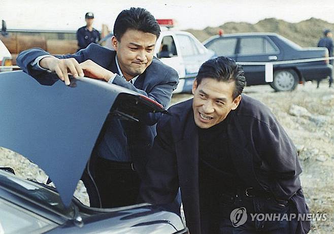 '국민 배우' 안성기 별세 (서울=연합뉴스) 배우 안성기 출연작 '투캅스'의 한 장면. 왼쪽은 배우 박중훈. 2026.1.5 [한국영상자료원 KMDb 캡처. 재판매 및 DB 금지] photo@yna.co.kr