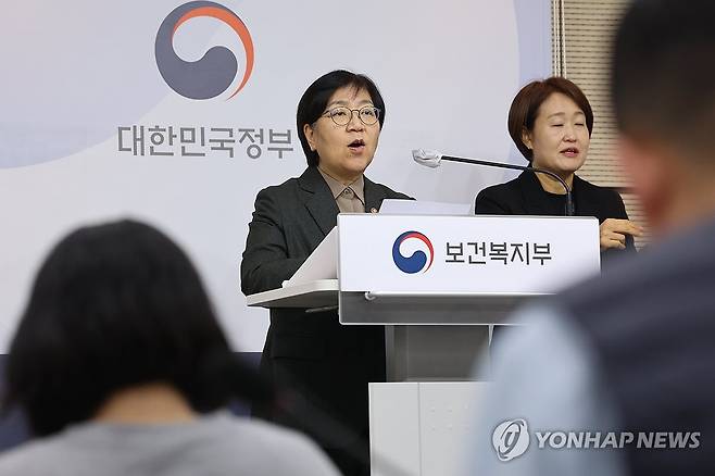 난치질환자 지원 강화 방안 발표하는 정은경 복지부 장관 (세종=연합뉴스) 김주성 기자 = 정은경 보건복지부 장관이 5일 정부세종청사 보건복지부에서 희귀·중증난치질환자 지원 강화 방안을 발표하고 있다. 2026.1.5 utzza@yna.co.kr